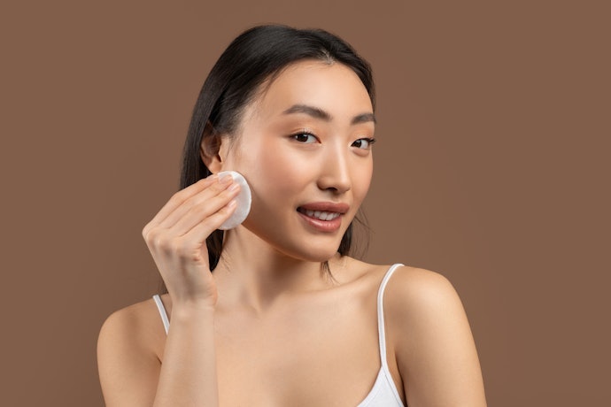 Bila kulit Anda kering, gunakan hydrating toner rendah alkohol dan mengandung bahan pelembap yang efektif seperti ceramide dan hyaluronic acid