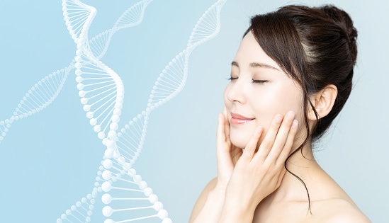 Ada tambahan kandungan pelembap hyaluronic acid atau ceramide