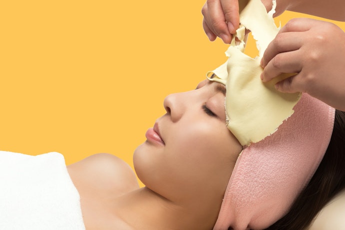 Clay mask dan peel off mask, untuk memberikan oil control dan eksfoliasi fisik
