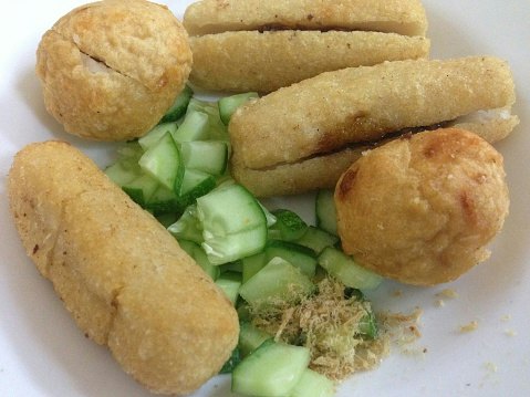 Pempek adaan, rasanya lebih asin dan gurih