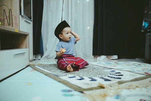 Sarung celana, pengenalan sejak dini untuk si kecil