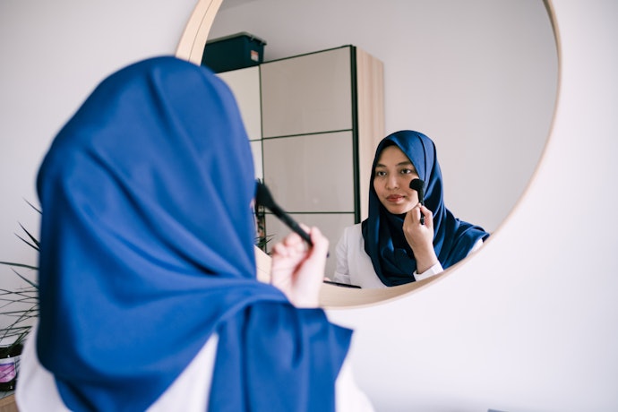 Utamanya untuk kulit yang cenderung kusam, pilih warna bedak setingkat lebih cerah atau memiliki klaim "tidak oksidasi"