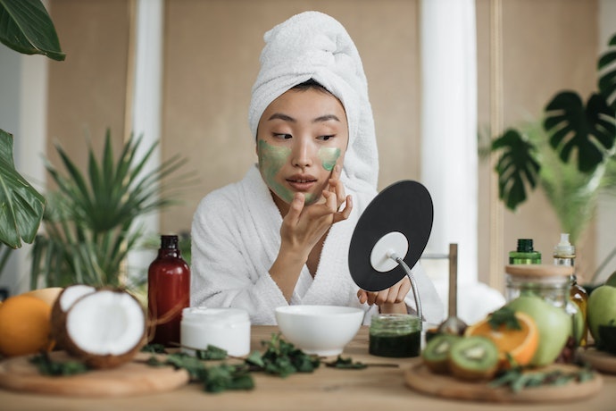 Namun, jika kulit sangat berminyak, coba clay mask dengan kombinasi eksfoliasi fisik dan kimia