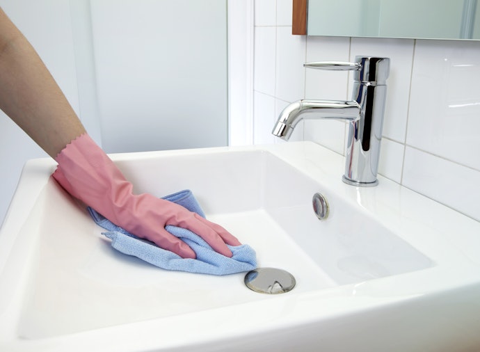 Untuk wastafel dan bathtub, carilah produk yang ampuh membersihkan kerak