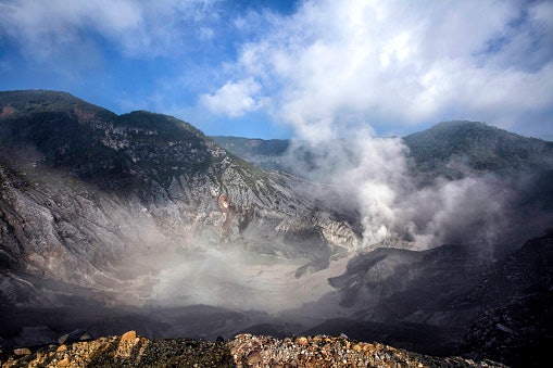 Gunung atau bukit, menyajikan pemandangan alam luas yang menakjubkan