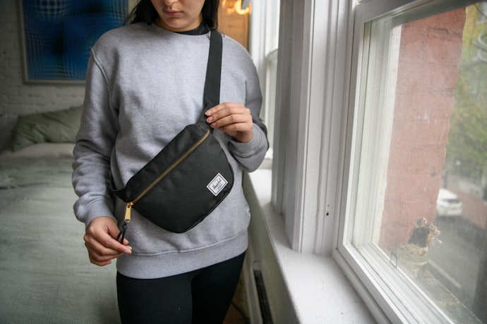 Hip pack: Tas pinggang yang penuh gaya