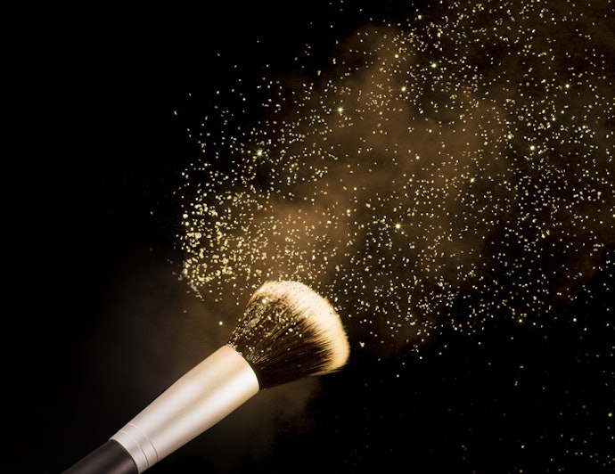 Highlighter dengan efek kilau mutiara atau glitter: Untuk riasan mewah