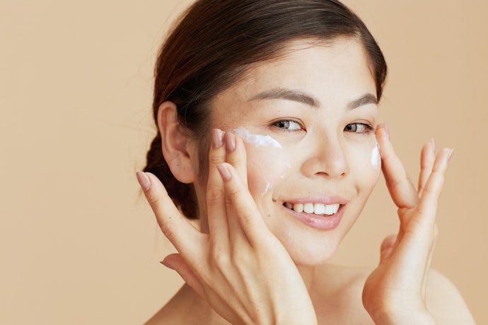 Namun, jika Anda pemula atau punya kulit sensitif, cari glycolic acid dari persentase rendah dahulu atau utamakan niacinamide-nya saja