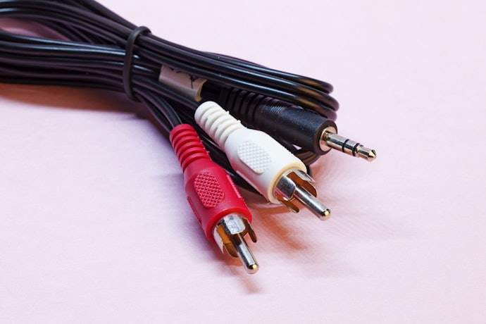 Untuk mobil yang sudah memiliki sistem audio tersendiri, gunakan kabel RCA