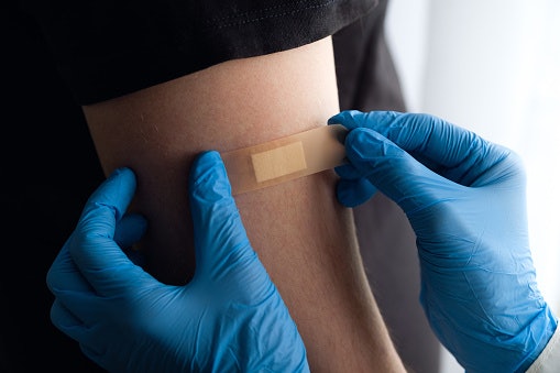 Plaster dengan pad, praktis untuk luka ringan