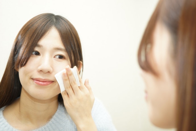Dengan memilih micellar water yang minim bahan iritan, seperti alkohol dan parfum, risiko terjadinya iritasi dapat diminimalkan