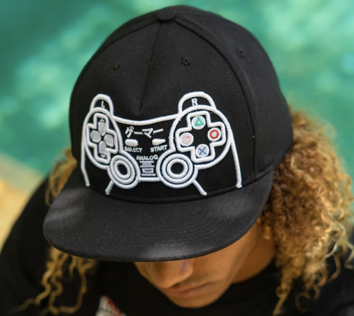 Modern snapback, bahannya terbilang kaku dengan model lebih beragam