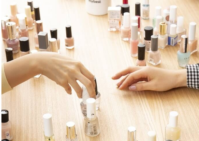 Two way: Top coat sekaligus base coat yang praktis dan hemat