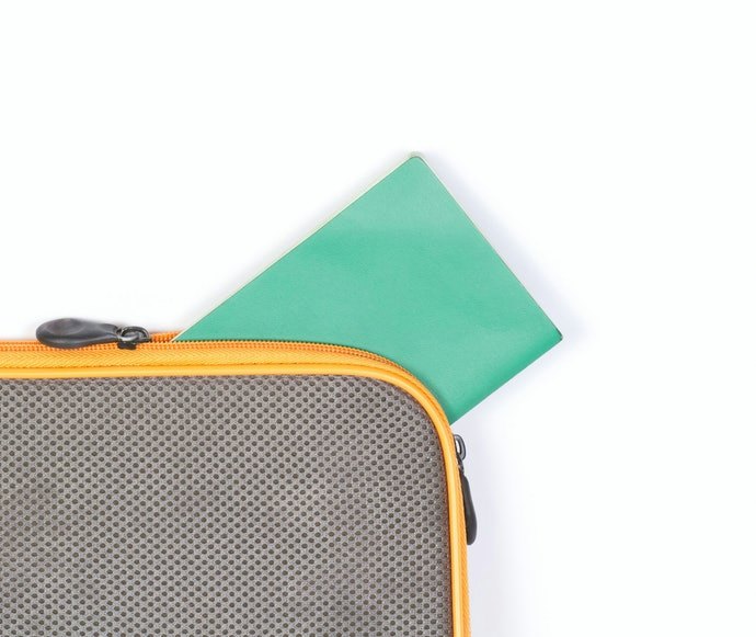 Passport case dengan ketebalan ideal, mudah disimpan di dalam tas