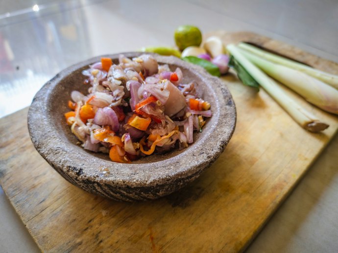 Sambal matah Padang: Menggunakan bumbu rendang sebagai pelengkap