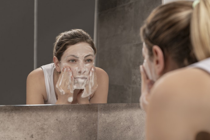 Cleanser: Membersihkan dan merawat kulit berjerawat dengan kandungan mineral zinc