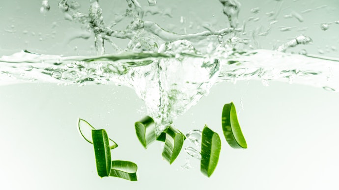 Remaja dengan kulit berminyak dapat memilih micellar water dengan pelembap humektan saja pada 10 kandungan utamanya