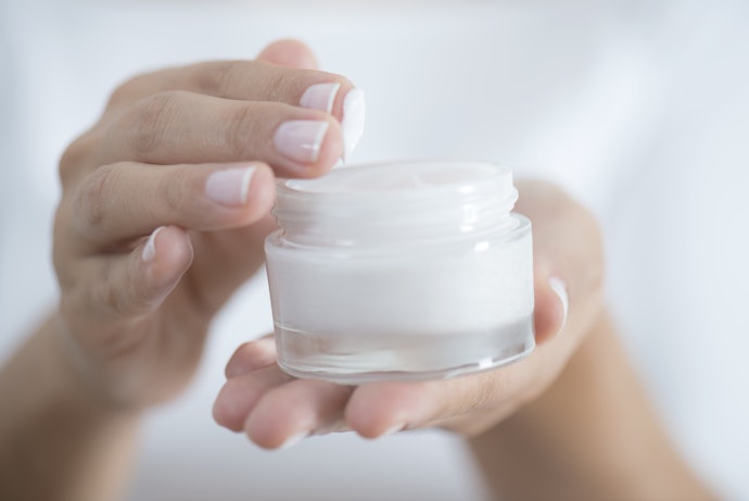 Skincare malam dengan kandungan turunan retinoid ditambah soothing atau moisturizing cream