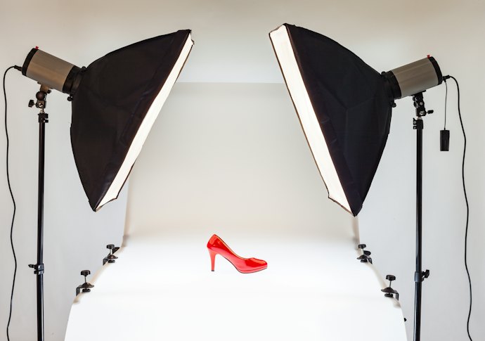Softbox atau payung studio: Untuk menghaluskan cahaya dari lampu flash