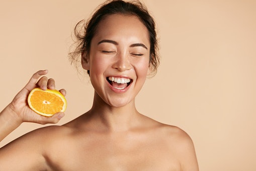 Namun, bila kamu kesulitan menemukan kandungan niacinamide, kamu bisa gunakan kandungan pencerah lainnya, seperti vitamin C