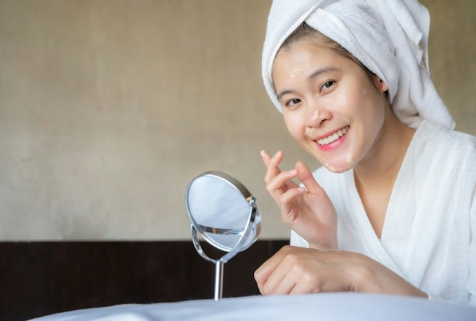 Untuk membantu menyerap minyak pada wajah Anda, utamakan bahan dengan kandungan niacinamide