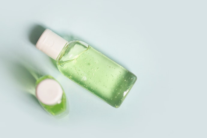 Hindari toner dengan kandungan alkohol, fragrance, pewangi, serta essential oil karena dapat meningkatkan risiko iritasi