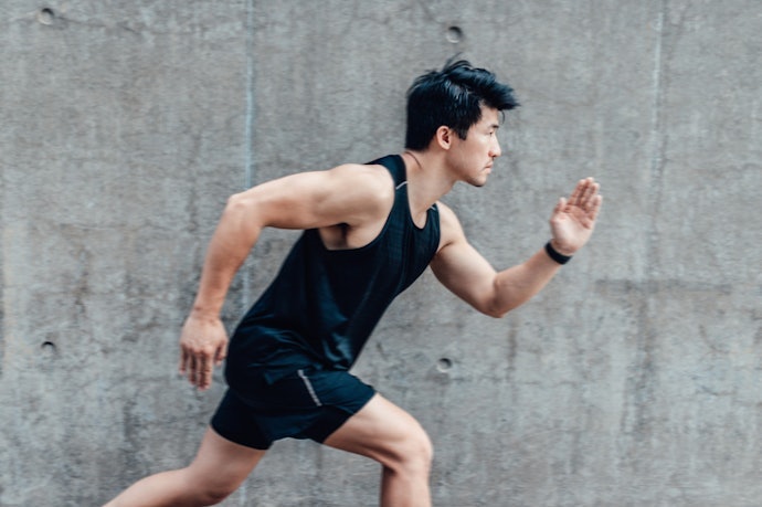 Track pants atau celana training pendek, cocok untuk lari atau olahraga yang mengutamakan fleksibilitas