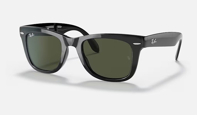 Wayfarer, bentuk perseginya cocok untuk beragam bentuk wajah