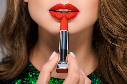 Matte, pigmented dan memberi tampilan bibir yang lebih penuh
