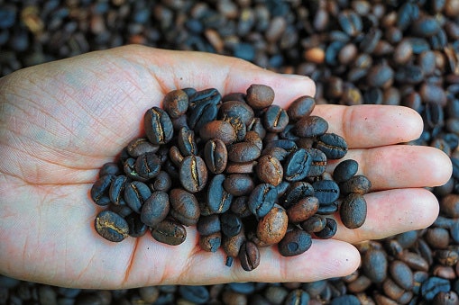Dark roast, rasanya pahit dengan kadar kafeina yang rendah