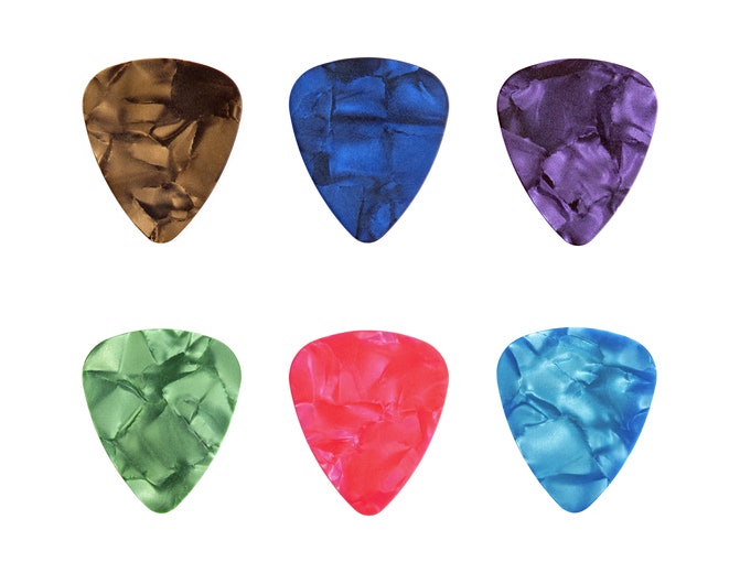 Untuk pemain gitar level menengah, pilihlah pick yang tebal (kaku)