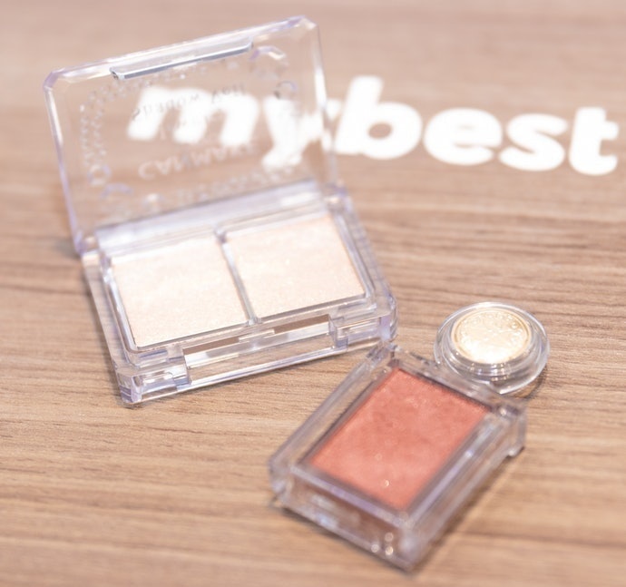 Gunakan eye shadow tipe nude dan shimmer