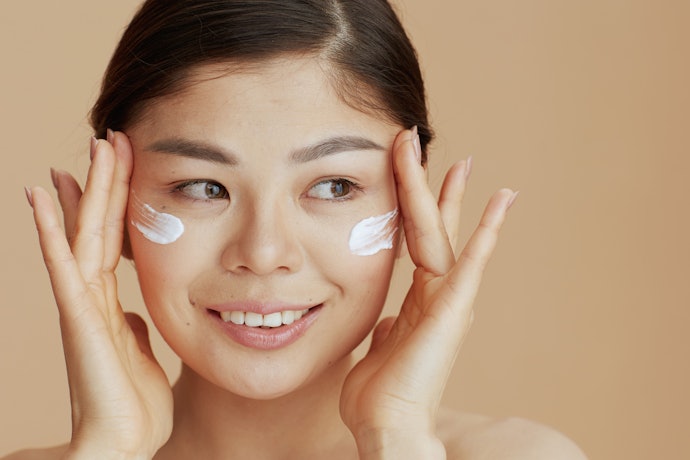 Untuk mencerahkan: Cari brightening agent seperti tranexamic acid, vitamin C, niacinamide, atau alpha arbutin