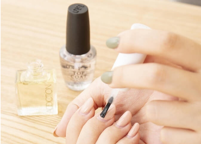 Quick dry: Top coat lebih cepat kering dan tidak perlu menunggu lama