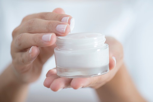 Namun, jika penyebabnya adalah kulit kusam, betulkan dahulu penggunaan basic skincare, khususnya krim malam