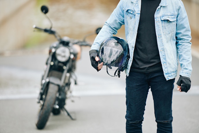Jaket denim, cukup tebal dan memberikan tampilan yang youthful
