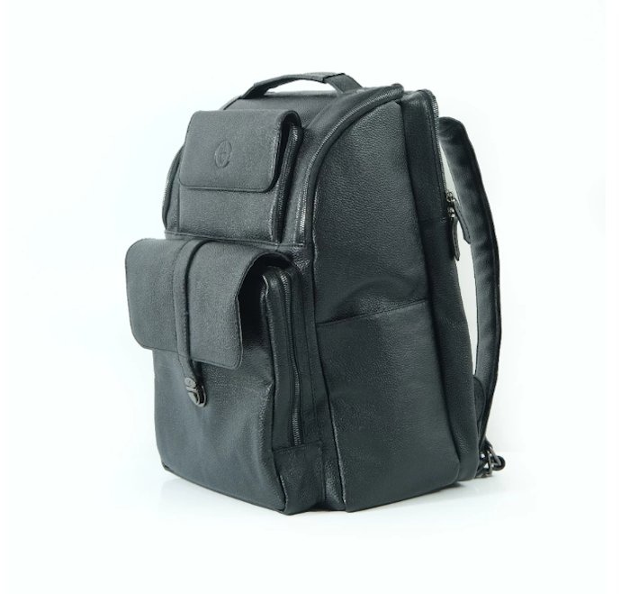 Sendy Leather: Desain lebih rough berkat pemakaian kulit bertekstur, kompartemen bisa menampung laptop 16”
