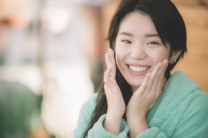 Akan lebih baik lagi bila serum dilengkapi juga dengan bahan pelembap oklusif, seperti minyak ekstrak tumbuhan atau caprylic/capric triglyceride