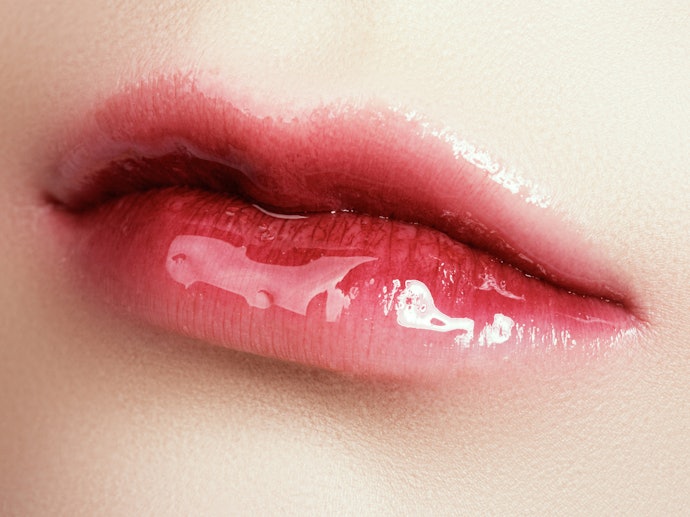 Bila Anda ingin memakai lip tint untuk ke acara penting, cari produk dengan finishing glossy