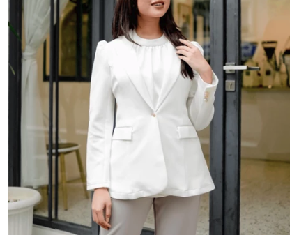 Single Breasted Blazer: Dengan satu baris kancing, menampilkan kesan simpel dan rapi