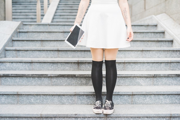 Fake knee-high socks, mampu menyamarkan paha besar
