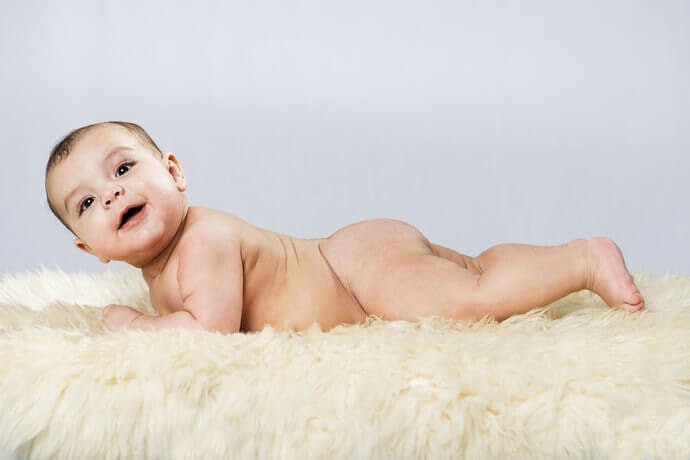 Bahan yang lembut dan sedikit tebal, nyaman di kulit bayi