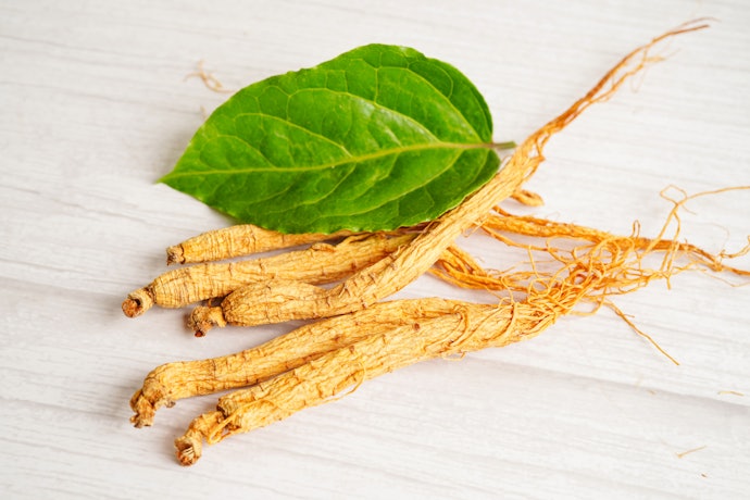 Untuk rambut rontok yang tidak disertai dengan permasalahan lain, Anda bisa gunakan conditioner yang mengandung rosemary oil atau ginseng