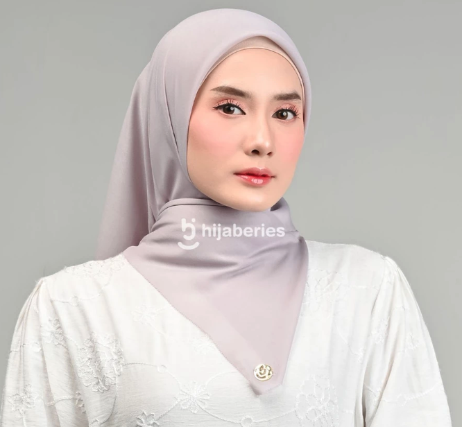 Hijaberies: Material hijabnya cenderung lebih tebal dan juga tidak menerawang