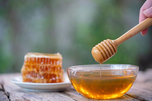 Madu, mendorong karamelisasi pada makanan