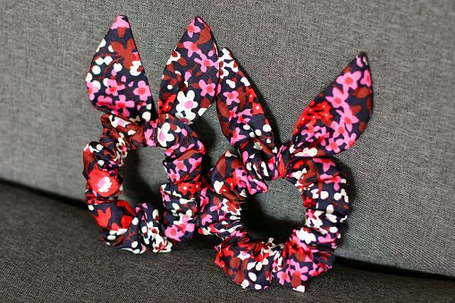 Kain, membuat tampilan hair band jadi lebih menarik