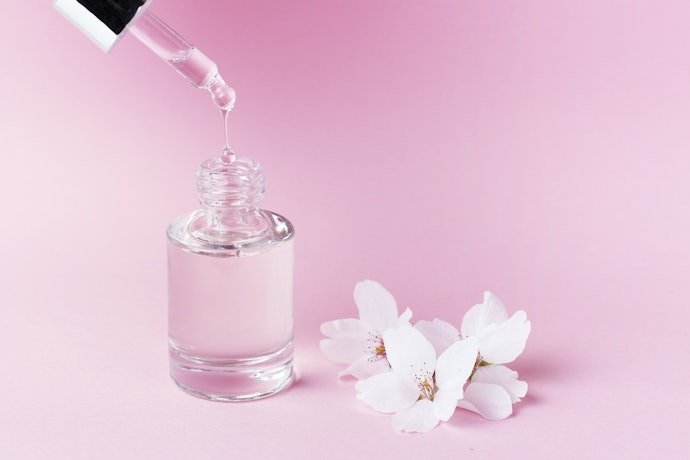 Untuk efek mencerahkan: Pilih masker Jepang dengan brightening agent, seperti arbutin, vitamin C, dan ekstrak sakura