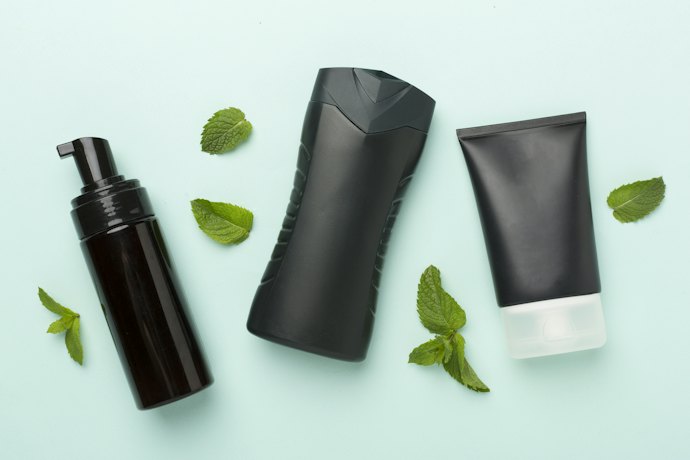 Jika disertai jerawat, pilih pelembab dengan soothing agent seperti Centella asiatica dan Aloe vera