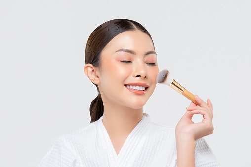 Kulit kuning langsat, tampil glowing dengan warna peach dan soft fuchsia