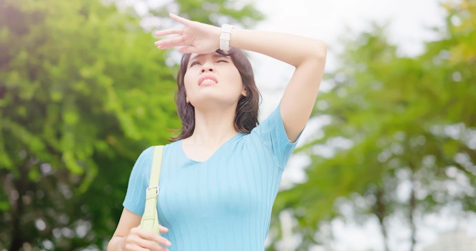 Untuk Anda yang banyak beraktivitas outdoor, pertimbangkan klaim SPF atau UV filter